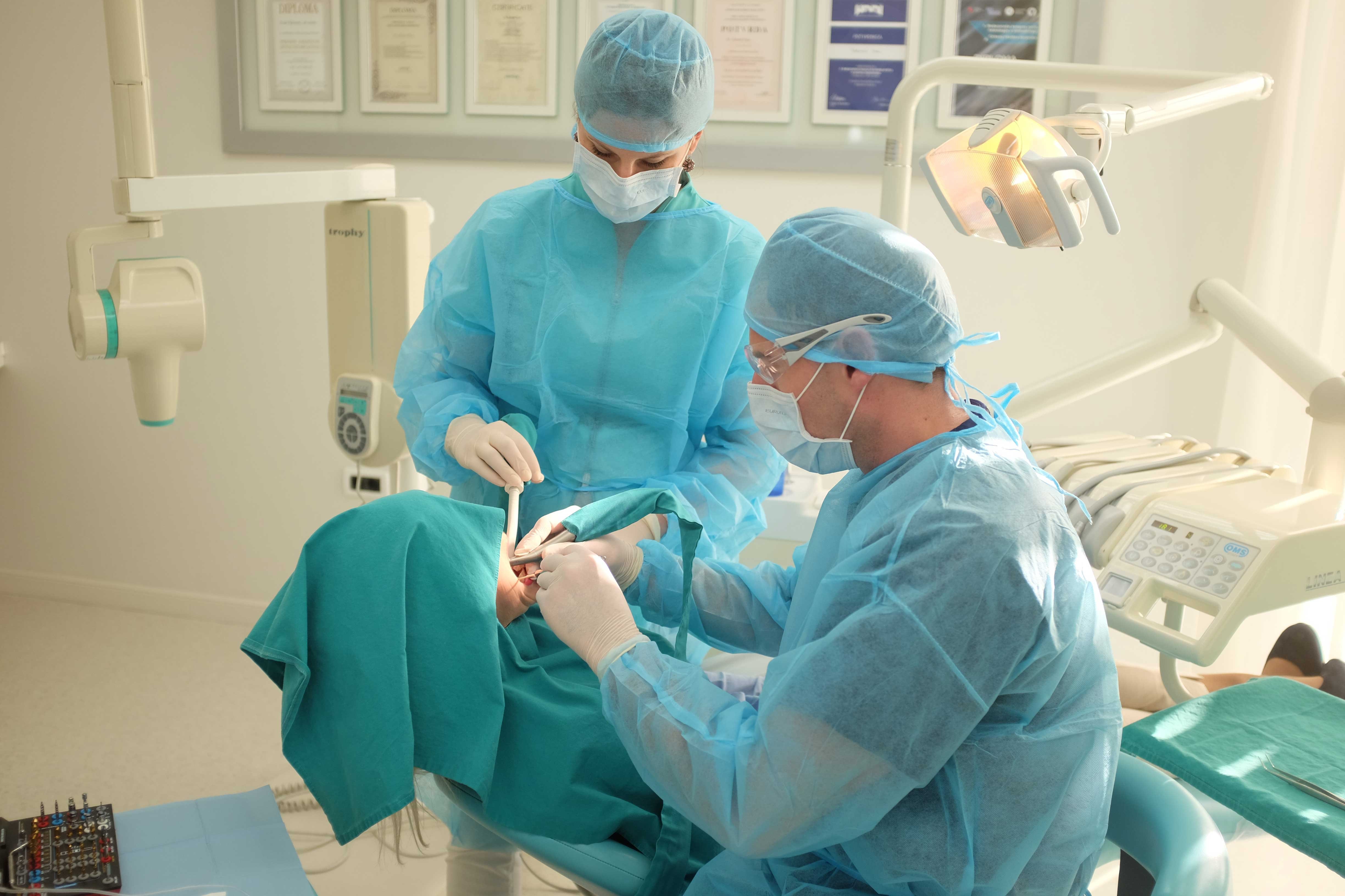 Implantati---Kirurški-postupak-www.jpg